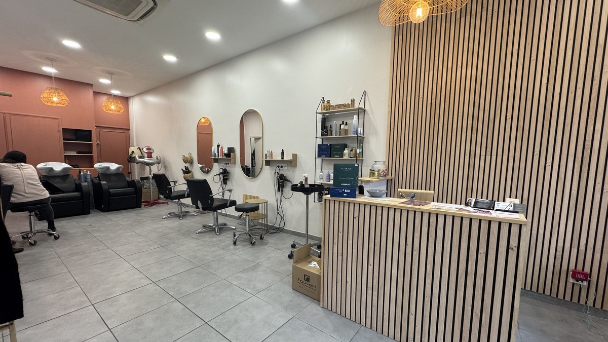 Kuaför salonu koltukları, aynalar ve yıkama ünitesi (temsili; Beauty Garage salon müşteri kitlesi)