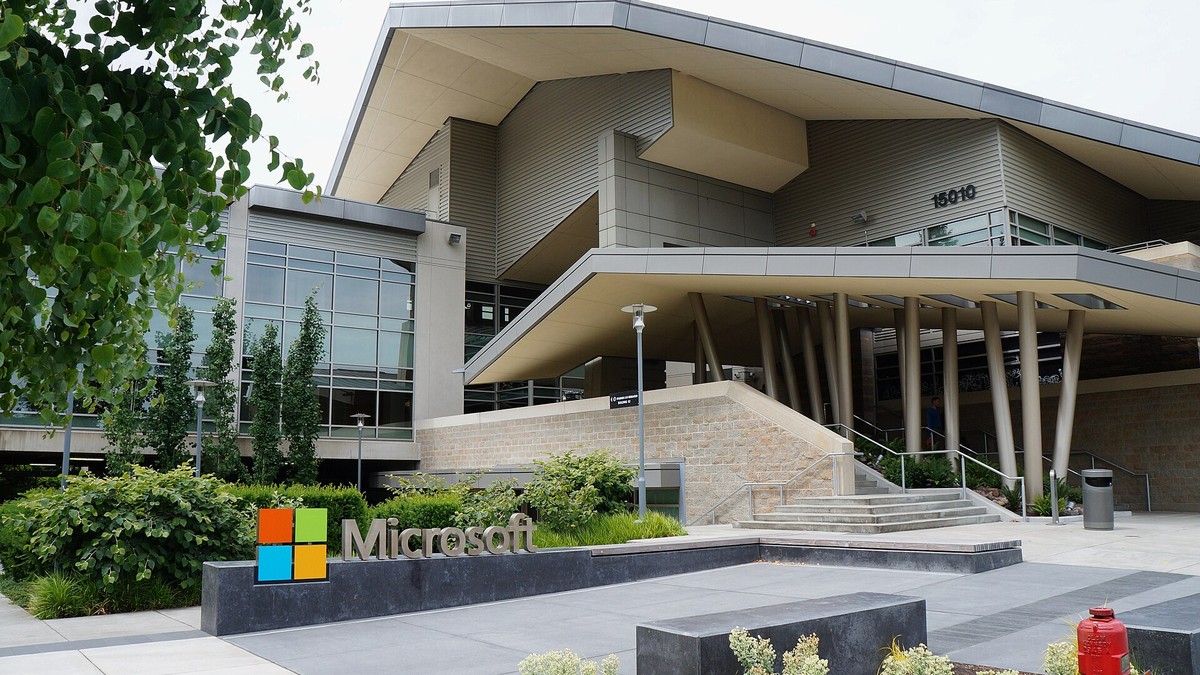 Microsoft'un Redmond kampüsündeki Building 92 ziyaretçi merkezi binası ve Microsoft logosu (temsili)